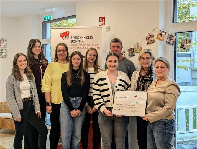 Das Team der Schülervertretung überreicht eine Spende in Höhe von insgesamt 3.000 Euro an den Förderkreis für krebskranke Kinder und Jugendliche.  Foto: privat