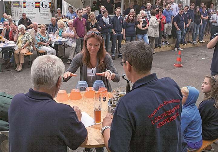 Das Team der Siegerinnen beim Schubkarrenrennen hatte ebenso wie die Konkurrenz einige knifflige Aufgaben zu erfüllen.