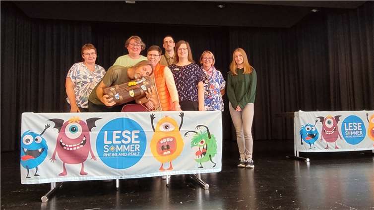 Das Team der Stadtbibliothek freut sich über den erfolgreichen Abschluss des Lesesommer 2023 in Montabaur. Foto: VG Montabaur / Viola Marschall