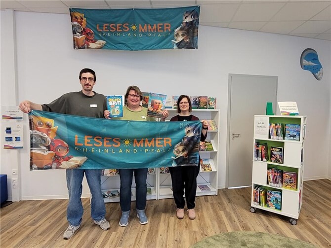 Das Team der Stadtbibliothek (v.l.) Lukas Wilhelmi, Susanne Walter-Hahn, Carina Senko freut sich darauf, viele Kinder im eigens für den Lesesommer angelegten Kinderbereich zu begrüßen.