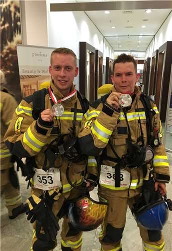 Das Team der Stairhunters aus Bad Ems: Thomas Meißner (links) und Andreas Friedrich mit der begehrten Medaille vom Firefighters Stairrun in Berlin. privat