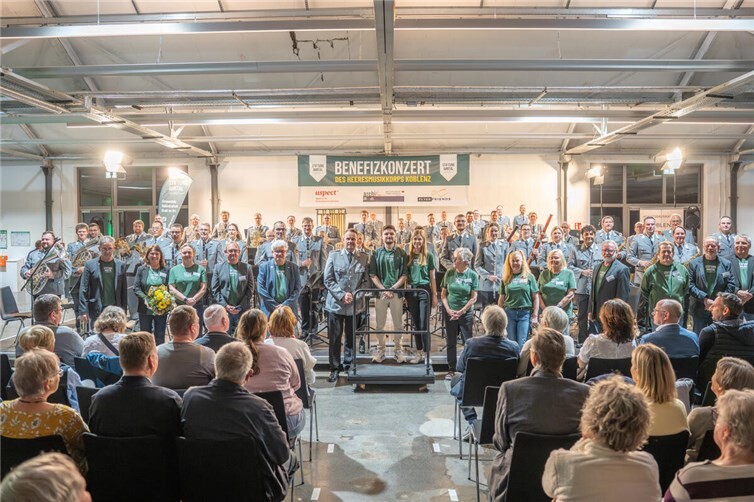 Das Team der Stiftung Ahrtal und das Heeresmusikkorps Koblenz beim Benefizkonzert für die Flutgebiete von 2021.