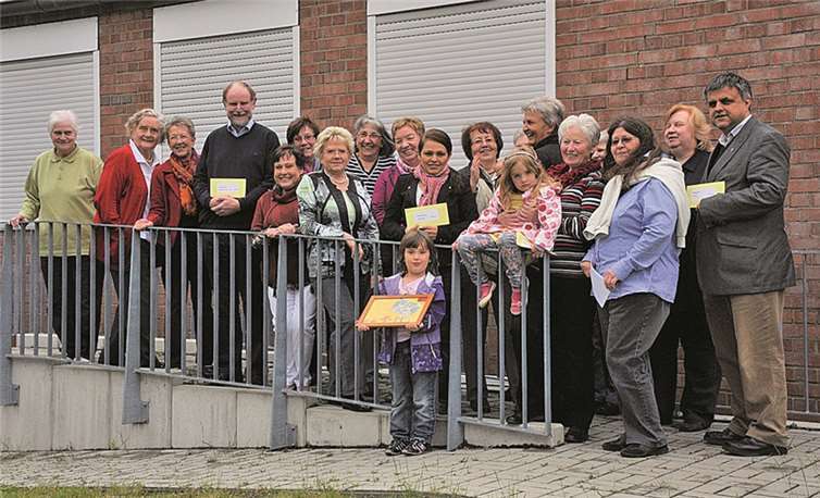 Das Team der Strick- und Bastelgruppe freut sich mit Pastor Peter Dörrenbächer (rechts), die Spenden übergeben zu können. privat