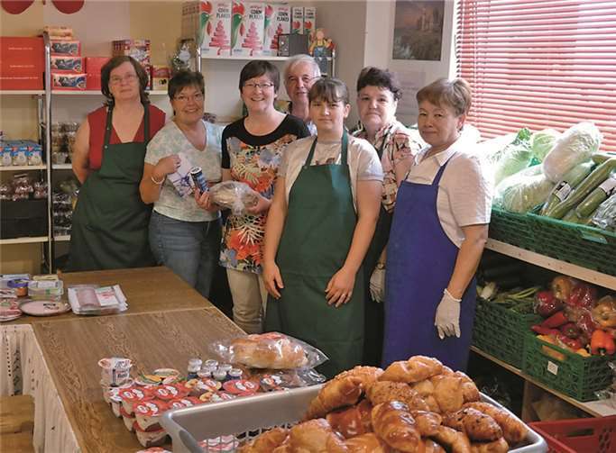 Das Team der Swisttaler Tafel freute sich über den Besuch von Gisela Hein. Privat