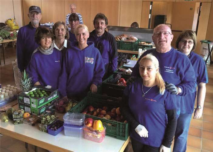 Das Team der Tafel Koblenz, Ausgabestelle Mülheim-Kärlich, zusammen mit Schriftführerin Theresa Schmorleiz während der Lebensmittelausgabe.privat