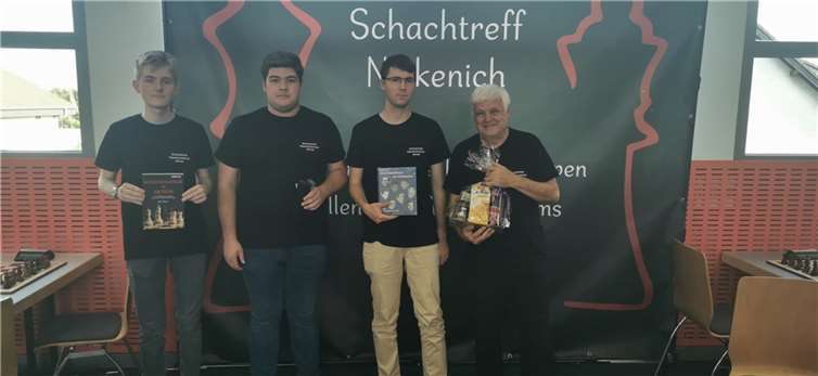 Achtungserfolge erzielt  Das Team der Talentschmiede erzielte einen Achtungserfolg gegen starke Konkurrenz bei 24. Pellenz-Cup in Nickenich. Im Bild (v.l.n.r.): Roman Windscheif, Julian Köhler, Luca Häusler, Jürgen Kaster. Foto: SCTS Ahrtal e.V.