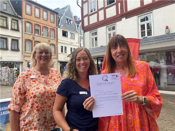 Das Team der Tourist-Information Montabaur freut sich über die erneute Auszeichnung: v.li. Andrea Baumgart, Carina Schreiner und Karin Maas.  Foto: Martina Haas für VG Montabaur