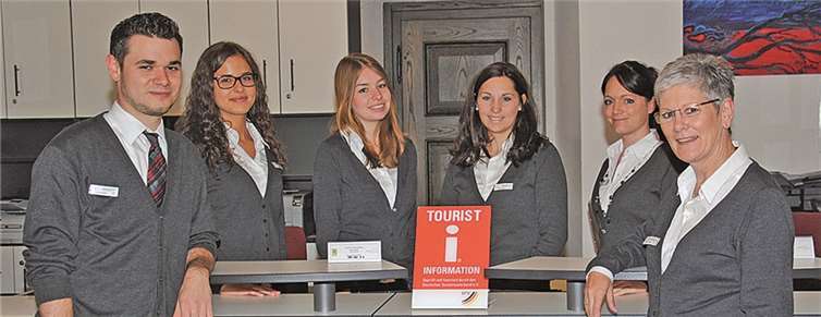 Das Team der Tourist-Information im Alten Rathaus erwartet Sie! (v.l.n.r.: David Möller, Sara Breitbach, die Auszubildenden Ines Port und Alina Braun, sowie Alexandra Burkart und Leiterin Claudia Schick). privat