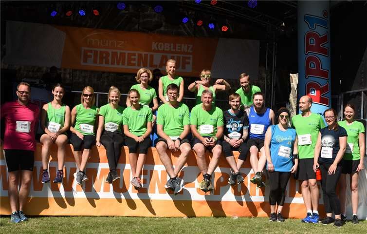 Das Team der Unfallkasse Rheinland-Pfalz mit Freunden und BekanntenFoto: Münz Firmenlauf