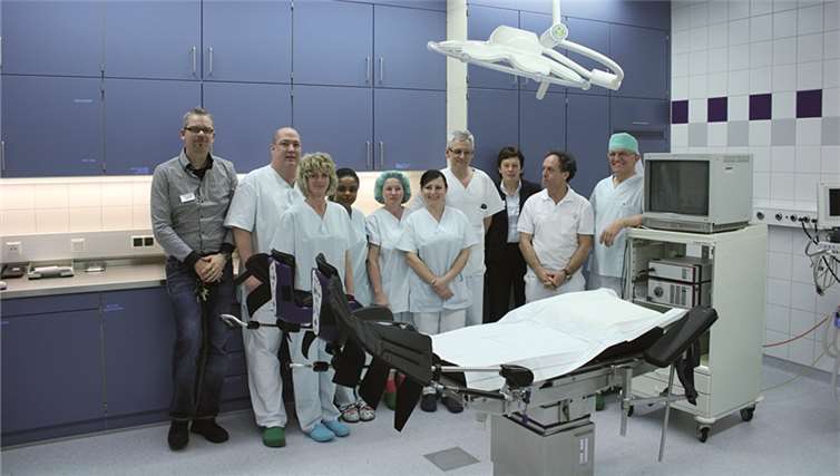 Das Team der Urologie rund um Chefarzt Dr. Wolfgang Stollhof (rechts) freut sich über den erfolgreichen ersten Bauabschnitt des Umbaus der Klinik für Urologie und Kinderurologie.privat