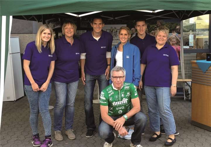 Das Team der VR-BANK in Heimbach-Weis mit Hans-Hermann Walkenbach, Teilnehmer der Tour der Hoffnung. privat