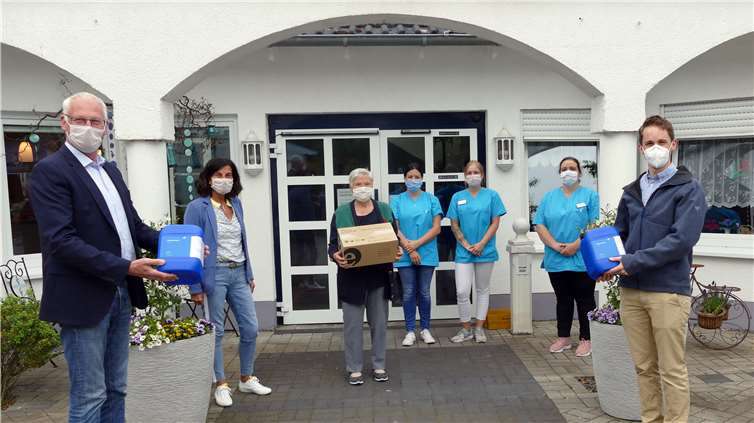 Das Team der Villa Romantica freut sich über die Spende. Vlnr: Einrichtungsleiter Klaus Vitten, Heike Hoffmann-Vitten, Bewohnerbeiratsvorsitzende Hermine Degen, Christina Ritzdorf, Alina Reiswig, Sonia Ferreira, Viktor Eckel. . Foto: Dr. Eckel Animal Nutrition GmbH & Co. KG