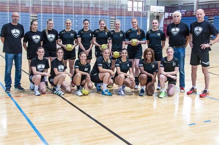 Das Team der Vulkan-Ladies zu Beginn der Saisonvorbereitungen - noch ohne vier Stammspielerinnen der vergangenen Saison. Vulkan-Ladies Koblenz/Weibern