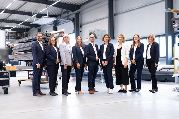 Das Team der Wirtschafts-, Kultur- und Tourismusförderung, (v. l.): Timo Schäfer, Silke Streit, Angelika Stockhaus, Manuela Meyer, Tino Hackenbruch (Abteilungsleiter), Anja Toenneßen (Fachbereichsleiterin), Jule Wölk, Nina Loosen und Maike Gausmann-Vollrath.Foto: Nadine Normann | Fotografie & Design