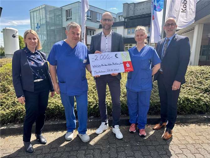 Spende für die Notaufnahme Das Team der Zentralen Notaufnahme Montabaur freut sich über die 2.000-Euro-Spende der Sparkasse Westerwald-Sieg. Foto: KKM