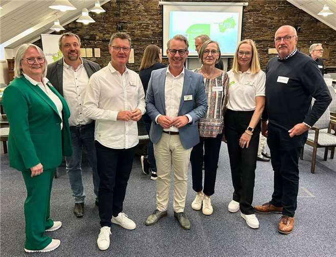 Das Team der Zukunftsregion Ahr gemeinsam mit den Moderatoren Carolin Wiedemeyer und Frank Mies von shapefruit.  Foto: Zukunftsregion Ahr