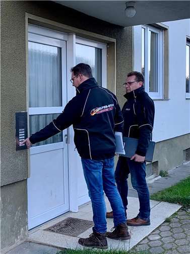 Das Team der aufsuchenden Hilfe, Zweierteams von Helfer-Stab und Maltesern, klopfen ab Ende Januar an die Türen der Bürger in Marienthal nach Dernau. Die Teams tragen Dienstkleidung mit Logos des Helfer-Stabs sowie der Malteser und können sich zusätzlich mit einem Dienstausweis ausweisen.  Foto: Anika Schilling / Helfer-Stab