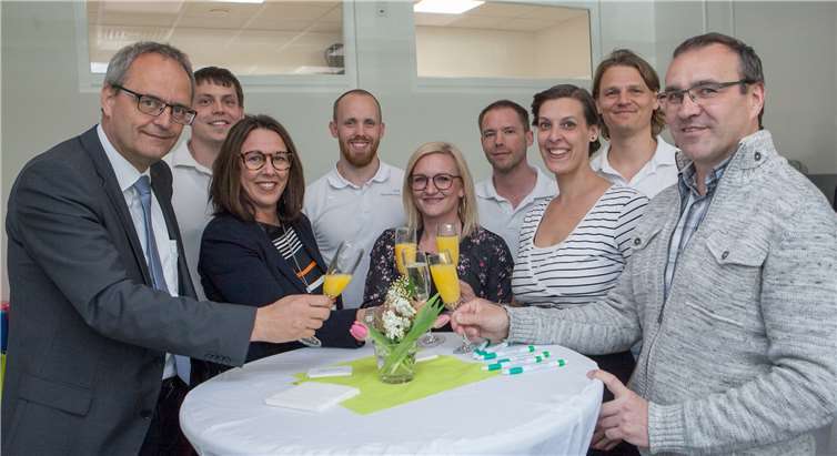 Das Team der dmt. Physiotherapie und der „Zwergenmanufaktur“ stieß bei der Praxiseröffnung mit den Ehrengästen an.