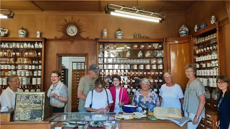 Das Team der ehemaligen Jerusalem’s Apotheke freute sich, die historischen Räume erstmals als Museum zu präsentieren.  Foto: Bernd Geil / Stadtverwaltung Lahnstein