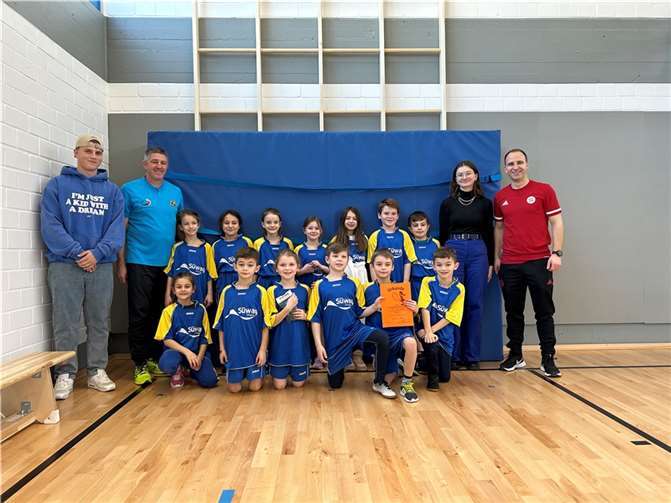 Das Team der sportbetonten Grundschule Weißenthurm wurde am Wettkampftag vom Schulleiter Thomas Stein sowie dem Sportlehrer Justin Reif betreut und in den Wochen davor zusätzlich von den Sportlehrerinnen Astrid Steil, Stefanie Seidler sowie Michaele Müller-Wirtz trainiert. Foto: Carola Geisen