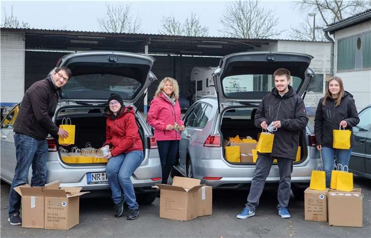 Das Team des Amts für Stadtmarketing haben für die Seniorenfeier ToGo alle Hände voll zu tun: Dimitri Urban, Lisa Höfer, Susanne Thiele, Niklas Kohl und Jana Köbbing (von links) packen und verteilen die Geschenktüten.
