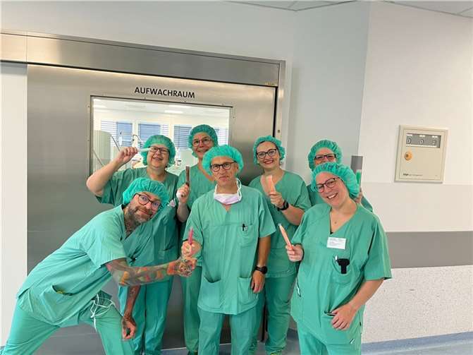Das Team des Aufwachraums im Marienhausklinikum Kreis Ahrweiler: Mit innovativen Maßnahmen wie der Verabreichung von Wassereis nach Operationen sorgen sie für das Wohlbefinden der Patientinnen und Patienten.  Foto: Ulrich Kühn