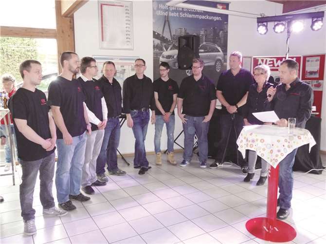 Das Team des Autohauses wurde den Gästen noch einmal vorgestellt.JFR