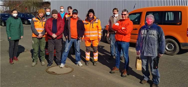 Das Team des Bauhofes mit Bauhofleiter Weitzel und Stefani Jürries. Foto: Tim Schäfer