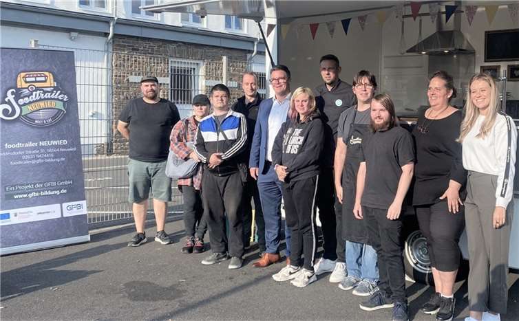Das Team des Foodtrailer (hier mit Stadtbürgermeister Peter Jung, Mitte) unterstützte das Kinder- und Jugendfest, auf dem der Stadt das Gütesiegel „Kinderfreundliche Kommune“ verliehen wurde.  Foto: Steven Caldicott