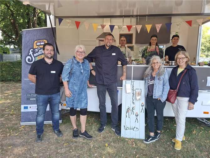 Das Team des Foodtrailers Neuwied mit Beate Christ (2. von links) und Ingrid Steyer (rechts) vom Neuwieder Hospizverein. Foto: Jürgen Gügel