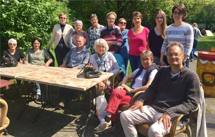 Das Team des Freiwilligenzentrums mit einigen der vermittelten Ehrenamtlichen.Foto: AMS