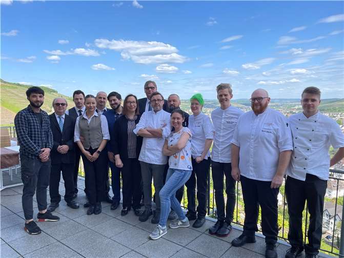Tourismus: Es kommen mehr junge Menschen an die Ahr Das Team des Hotel Hohenzollern mit Inhaberin Ester Glöde-Volkermann (7.v.r.) Foto: ROB