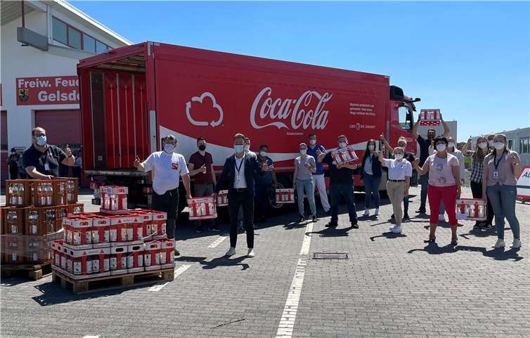 Das Team des Impfzentrums – mit den Impfzentrumskoordinatoren Daniel Blumenberg (l.) und Fabian Schneider (3. v. l.) – freute sich über die Getränkespende der Coca-Cola GmbH. Foto: Kreisverwaltung Ahrweiler / Landesimpfzentrum