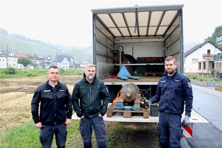Das Team des Kampfmittelräumdienstes um den technischen Leiter Sven Rasehorn (Mitte) mit der entschärften 250-Kilo-Sprengbombe. Fotos: DU