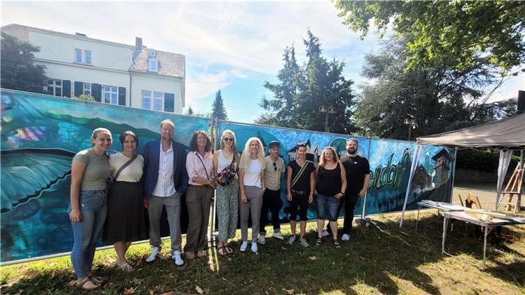Das Team des Kinder- und Jugendkompetenzzentrums vor den Graffit-Bannern: (v.l.n.r.): Anesa Suta, Anita Bonk, Fachbereichsleiter Thomas Bach, Christina Sperber, Vanessa Blümling, Bettina Winkler, Sascha Rüger, Fachgebietsleitung Ines Lindemann-Günther, Petra Schmitz, Bürgermeister Christoph Mohr. Fotos: Stadtverwaltung Bendorf