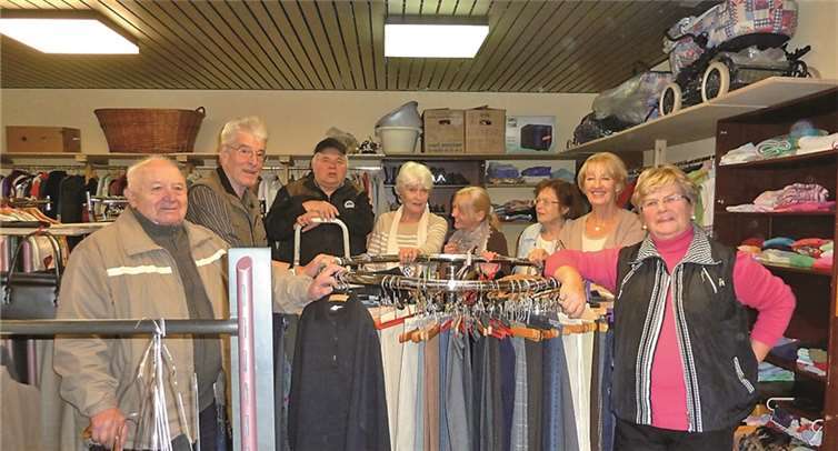 Das Team des Kleiderpavillons berät seine Kunden gern.Privat