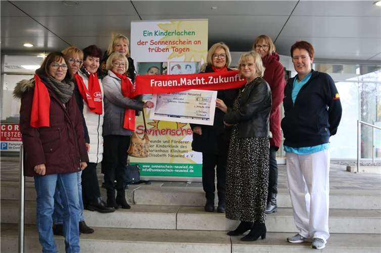 Das Team des Kurtscheider KFD und Sonnenschein-Vorstandsmitglieder Ulrike Börder-Sauerbrei und Elisabeth Paffhausen. Foto: Marienhaus Klinikum Bendorf - Neuwied - Waldbreitbach