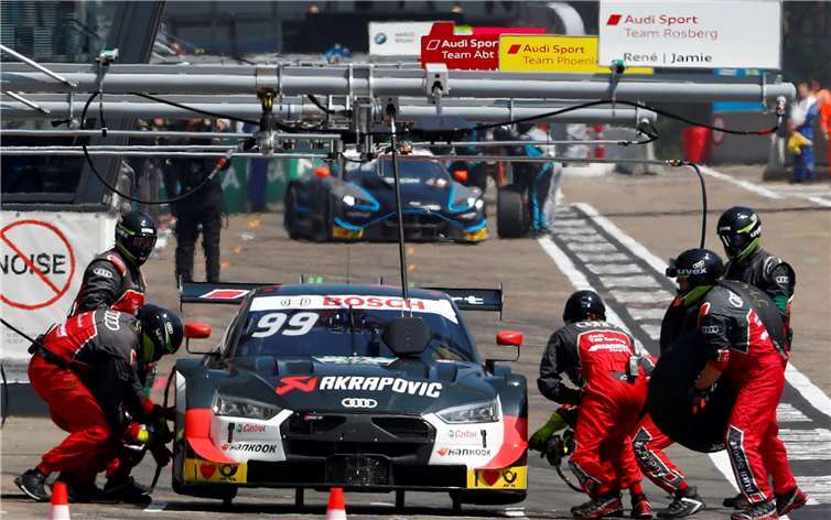 Das Team des Neuwieder Fahrers war nicht nur beim Boxenstopp voll dabei- auch in den Nächten mussten sie ihr Können unter Beweis stellen. Fotos: DEB