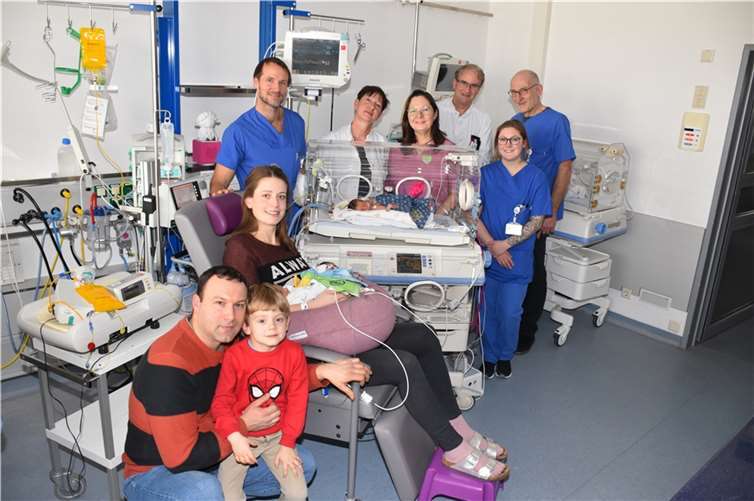 Das Team des Perinatalzentrums Level-1 freut sich mit Familie Iliev über die Geburt ihrer Drillinge.  Foto: GK-Mittelrhein/Kerstin Macher