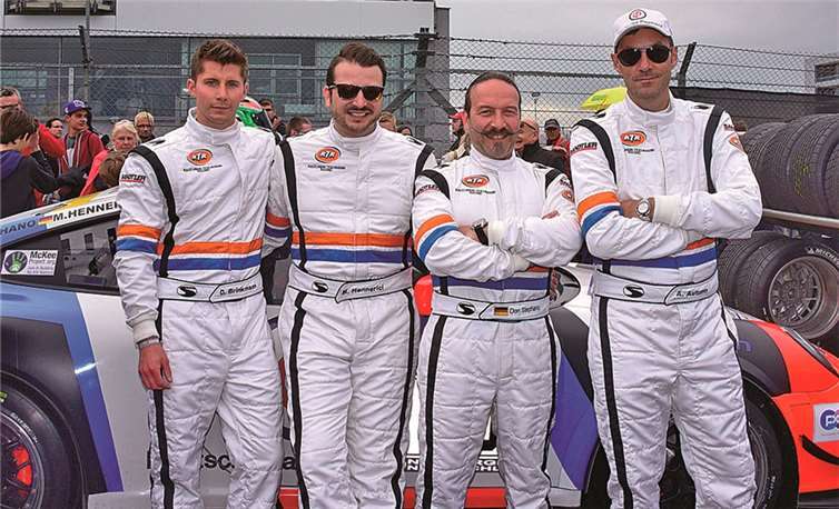 Das Team des Porsches 997 GT3 CUP von RTR von links: Dominik Brinkmann, Marc Hennerici, Stefan Rössel und Alex Autumn mit Teamchef Karl-Heinz Teichmann(Mitte). BURG