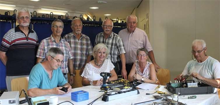 Das Team des Reparatur-Cafés mit „Kunden“ und Gästen, unter ihnen MdL Guido Ernst, (3. v.re.), die den Fachleuten bei der Arbeit über die Schulter schauten. Keuler