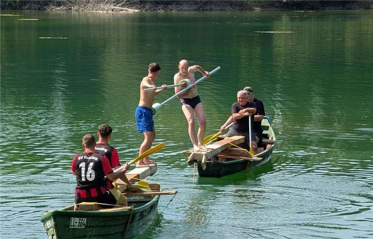 Das Team des SV Raisting beim sportlichen Fischerstechen gegen das Team 1 der Schweren Artillerie aus Linz am Rhein, bestehend aus Rudolf Großgarten, Andreas Kamp und Marcus Jenichen. Foto: Roland Thees