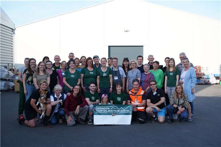 Das Team des Spenden-Verteilzentrums Ahrtal bereitet sich auf einen Umzug vor.  Foto: privat