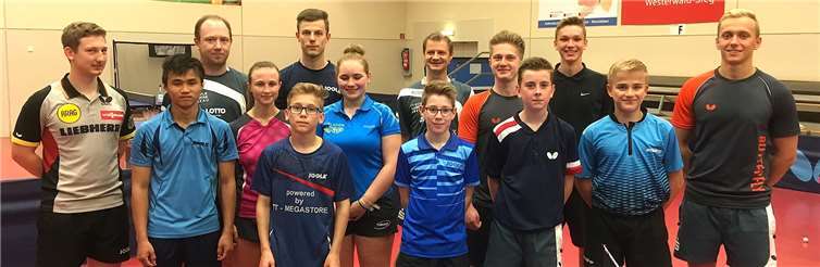 Das Team des TTC Zugbrücke Grenzau: (hinten v.l.) Dennis Johann (Trainer), Jan Limbach, Dirk Wagner (Chef-Trai ner), Vincent Schwickert, Matthes Häusler, (vorne v.l.) Tobias Braun, Kevin Huynh, Annika Feltens, Etienne Gawlik, Johanna Pfefferkorn, Colin Grave, Tobias Sältzer, Vincent Kessler, Alexander Tiemann. TTC Zugbrücke Grenzau