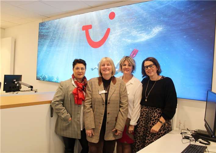 Das Team des TUI Reisebüros in Ahrweiler ist glücklich, die Kundinnen und Kunden wieder am gewohnten Standort in der Niederhutstraße 53 begrüßen zu dürfen. Foto: DU