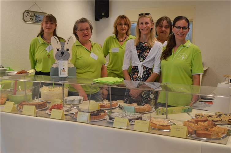 Das Team des Tierschutzvereins, das für die Versorgung mit Kuchen und Salaten zuständig war.  Foto: AB