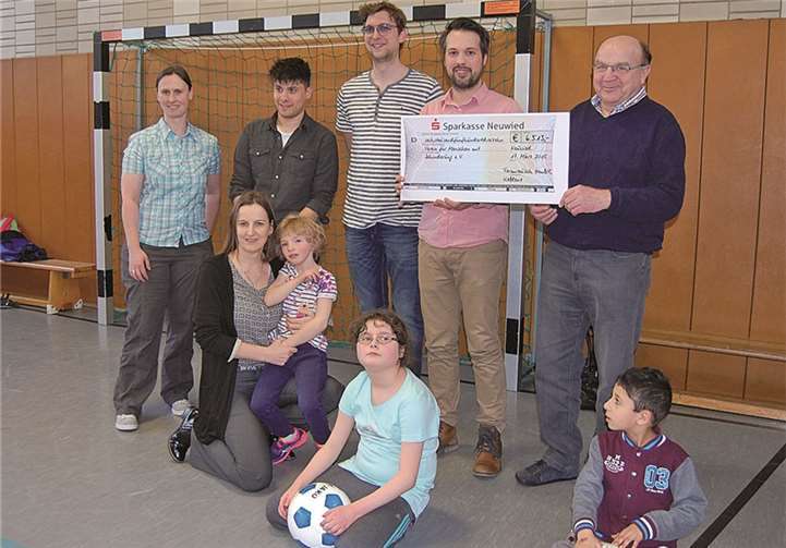 Das Team des Vereins für Menschen mit Behinderung freut sich über die großzügige Spende von „Formrausch“ (v.li. hintere Reihe): Sandra Schunk, Marco Tavano, Arno Schäfer, Stefan Ternes, Alfons Müller. (Vorne): Kristina Münstermann mit Amelie, Anna-Lena und Elias. privat