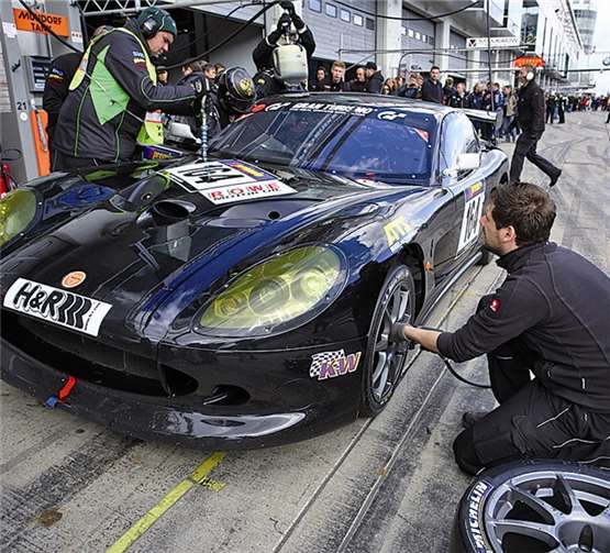 Das Team des Vulkan-Racing-Mintgen-Motorsports bei der Arbeit. Hardy Elis