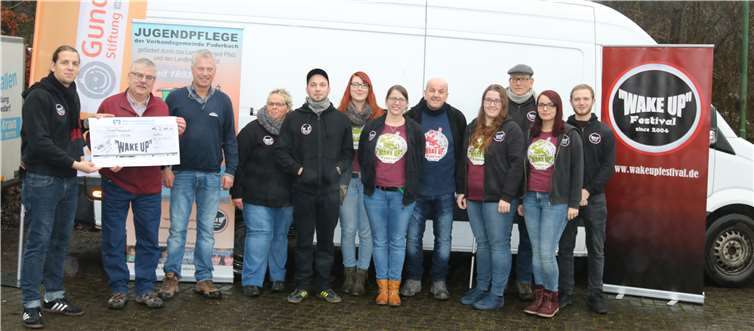Das Team des Wake Up-Festivals übergab der Stiftung einen Spendenscheck in Höhe von 2.000 Euro.