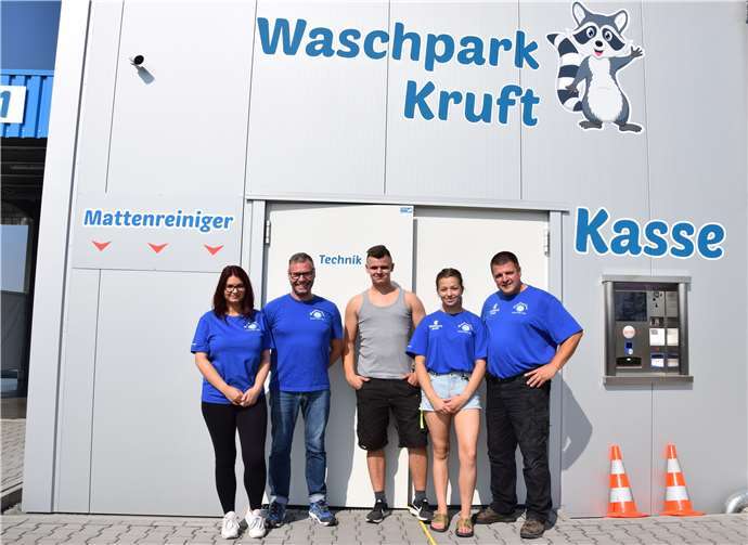 Neuer SB-Waschpark hat in Kruft eröffnet Das Team des Waschparks Kruft freute sich über den regen Betrieb am Eröffnungstag.Fotos: UBU
